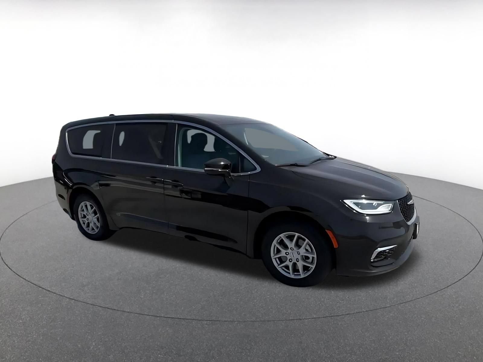 Used 2024 Chrysler Pacifica Touring-L FWD image 2
