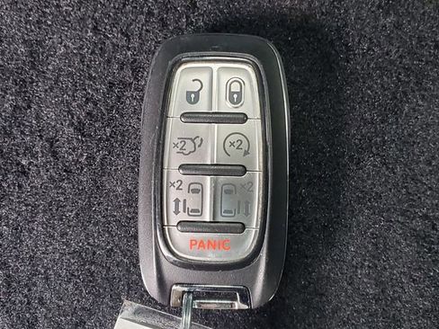 Certified 2024 Chrysler Pacifica Touring-L image 33