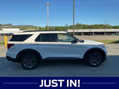 Used 2023 Ford Explorer XLT w/ Equipment Group 202A AWD/4WD image 4
