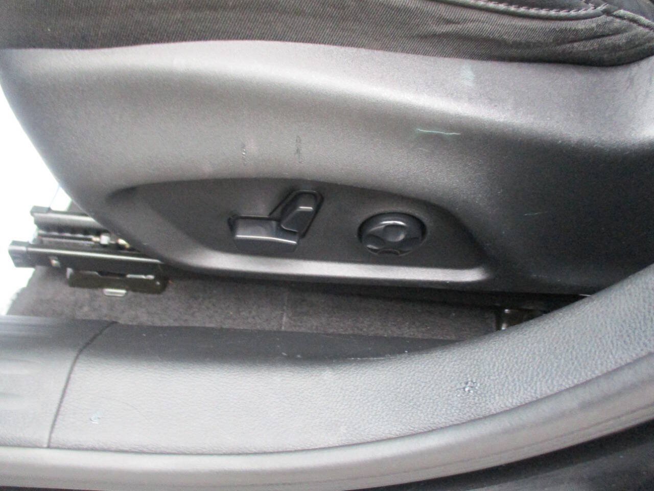 Used 2018 Jeep Compass Latitude w/ Popular Equipment Group FWD image 11