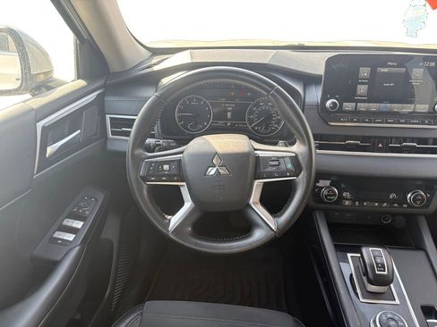 Used 2024 Mitsubishi Outlander SE image 12