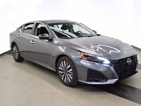 Used 2025 Nissan Altima 2.5 SV FWD image 2