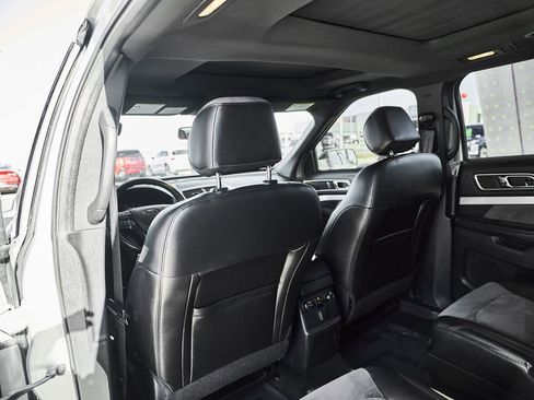 Used 2017 Ford Explorer XLT w/ Equipment Group 202A AWD/4WD image 41