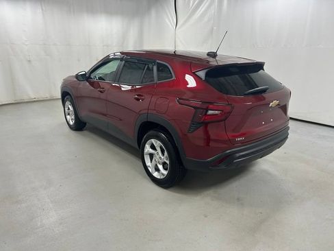 Used 2024 Chevrolet Trax LS w/ LS Convenience Package FWD image 7
