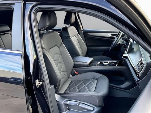 Used 2024 Volkswagen Atlas Cross Sport SE FWD image 9