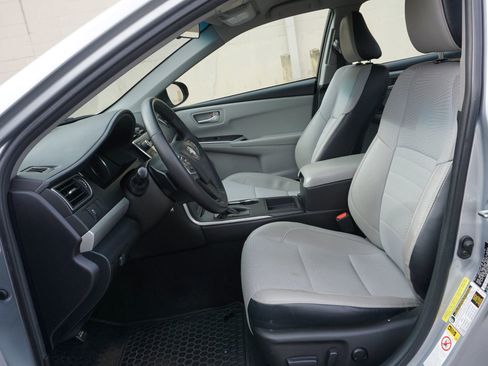 Used 2016 Toyota Camry SE image 17