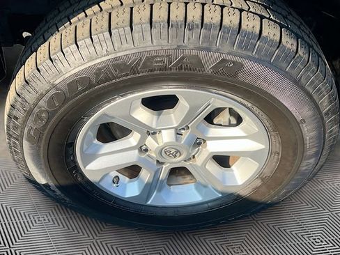 Used 2018 Toyota 4Runner SR5 Premium image 32