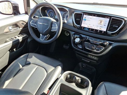 Used 2025 Chrysler Pacifica Select image 15