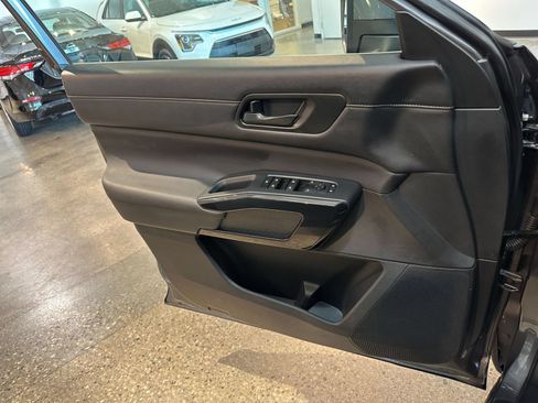 Used 2025 Nissan Pathfinder SV AWD/4WD image 18