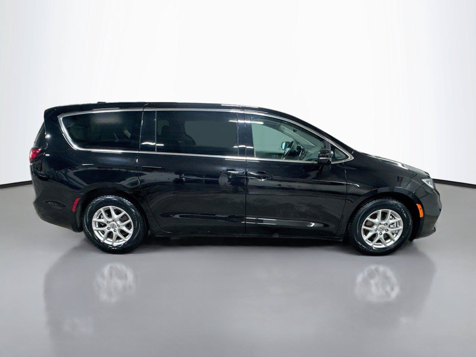 Used 2024 Chrysler Pacifica Touring-L FWD image 17