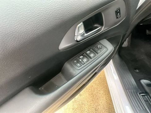 Used 2025 Chrysler Pacifica Select FWD image 16