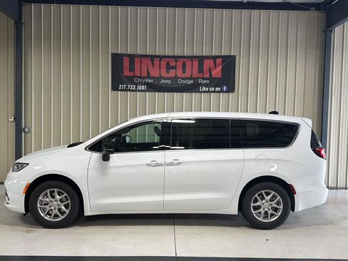 New 2026 Chrysler Pacifica Select image 2