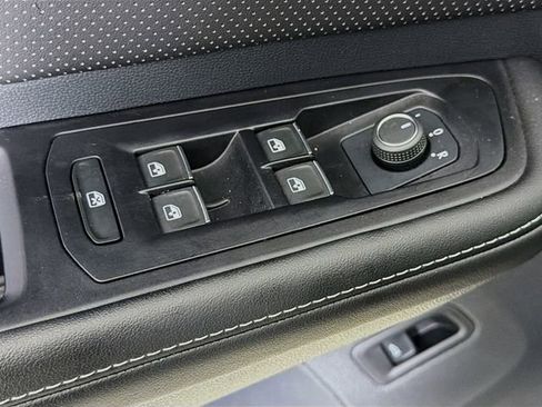 Used 2025 Volkswagen Atlas SE FWD image 19