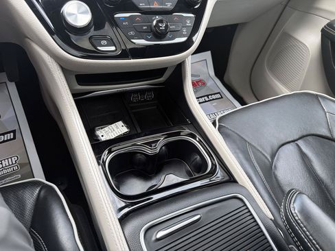 Used 2023 Chrysler Pacifica Limited FWD image 21