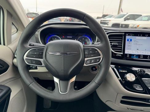 Used 2024 Chrysler Pacifica Touring-L image 13