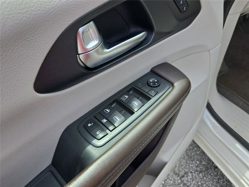 Used 2020 Chrysler Pacifica Touring-L FWD image 18