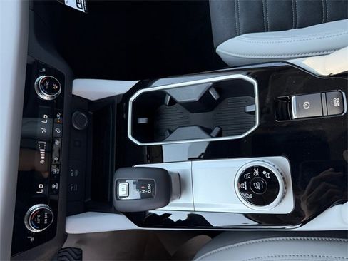 New 2025 Mitsubishi Outlander SE image 21