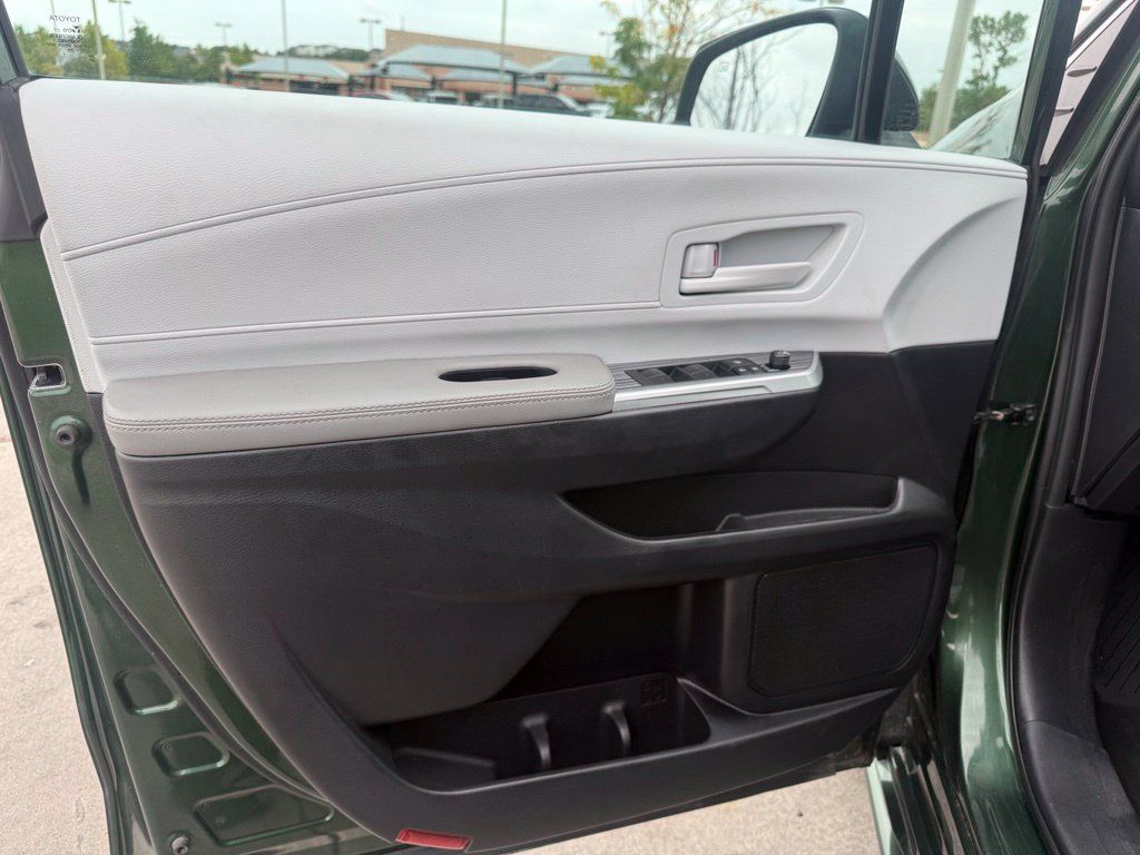 Used 2025 Toyota Sienna LE AWD/4WD image 12