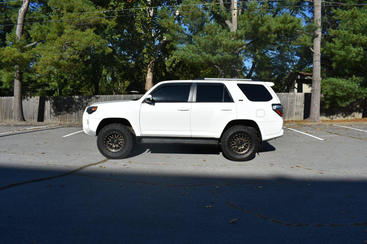 Used 2020 Toyota 4Runner SR5 AWD/4WD image 3