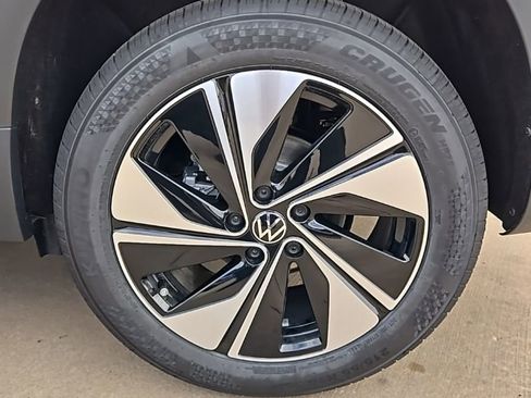New 2026 Volkswagen Taos SE image 9