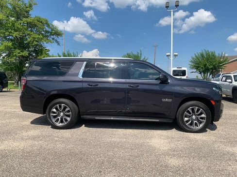 Used 2022 Chevrolet Suburban LT w/ Luxury Package RWD image 2