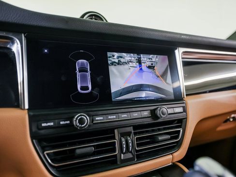Certified 2020 Porsche Macan image 19