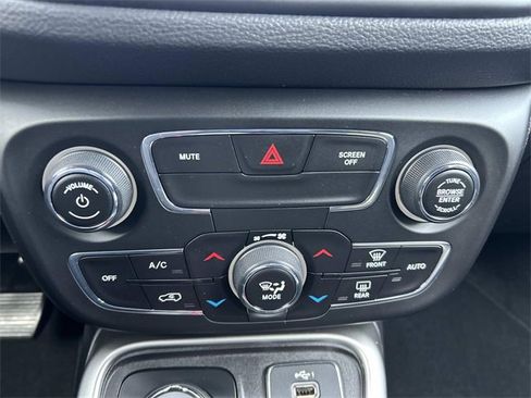 Used 2019 Jeep Compass Latitude image 28