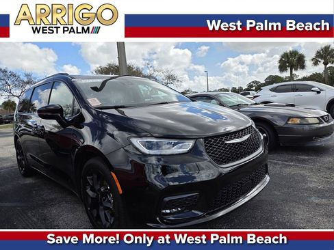 Used 2025 Chrysler Pacifica Limited image 1