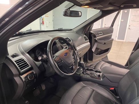 Used 2017 Ford Explorer XLT w/ Equipment Group 202A AWD/4WD image 9