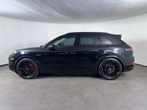 Certified 2025 Porsche Cayenne Turbo AWD/4WD image 2