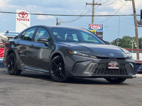 Used 2025 Toyota Camry SE FWD image 3