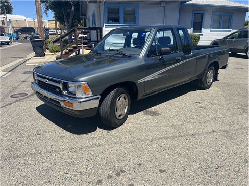 Used 1992 Toyota Pickup Deluxe image 3