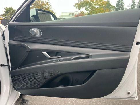 Used 2025 Hyundai Elantra Limited image 12