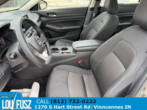 Used 2025 Nissan Altima 2.5 SV FWD image 14