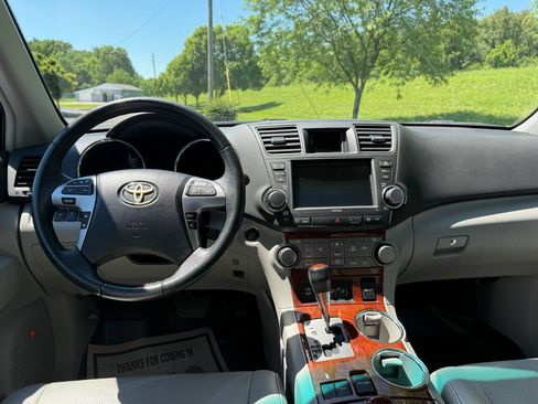 Used 2012 Toyota Highlander Limited w/ Tow Pkg FWD image 10