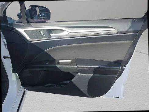 Used 2020 Ford Fusion SE image 18