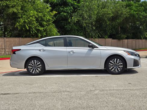Used 2024 Nissan Altima 2.5 SV FWD image 2
