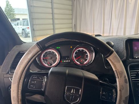 Used 2017 Dodge Grand Caravan SXT image 24