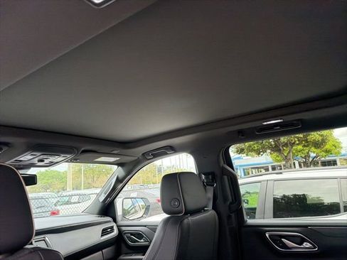 Used 2023 GMC Yukon XL SLT image 9