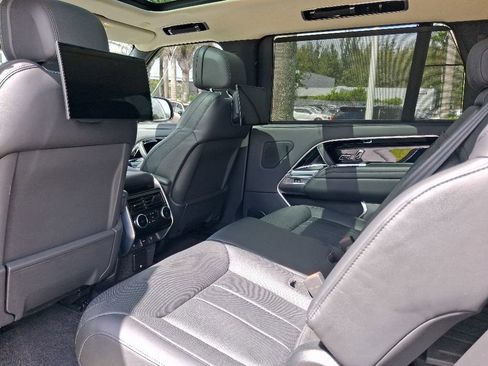 Used 2024 Land Rover Range Rover Long Wheelbase SE AWD/4WD image 7