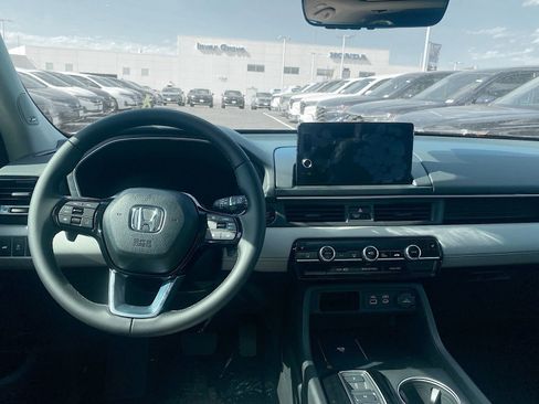 Certified 2025 Honda Pilot Touring image 4