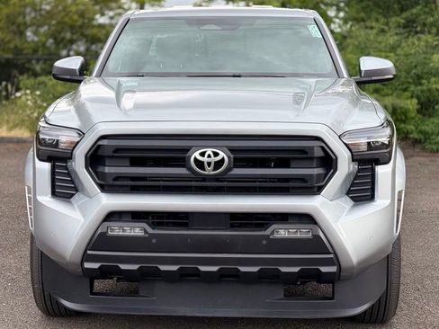 Certified 2025 Toyota Tacoma SR5 AWD/4WD image 8