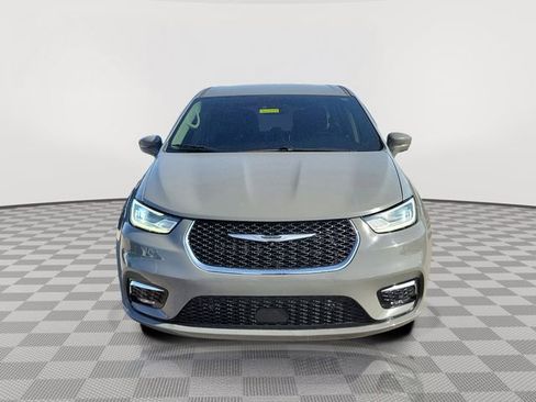 Used 2022 Chrysler Pacifica Touring-L w/ Uconnect Theater Family Group FWD image 8