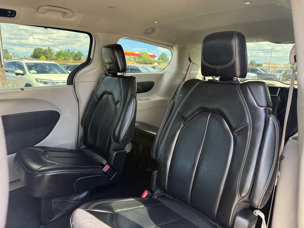 Used 2024 Chrysler Pacifica Touring-L FWD image 17