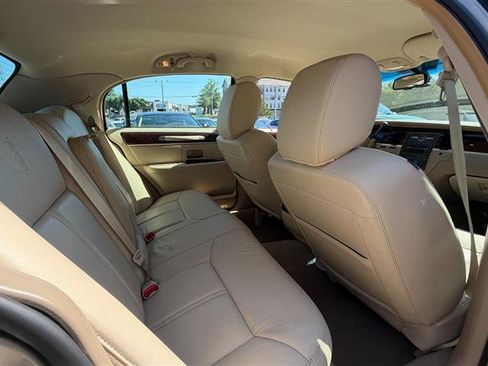 Used 2011 Lincoln Town Car Signature Limited RWD image 18