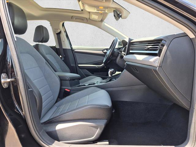 Used 2025 Volkswagen Jetta SE FWD image 21