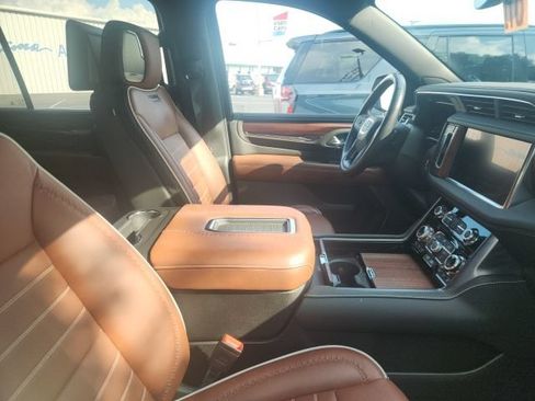 Used 2024 GMC Yukon XL Denali Ultimate AWD/4WD image 5