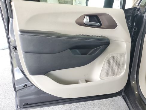 Certified 2022 Chrysler Voyager LX FWD image 16