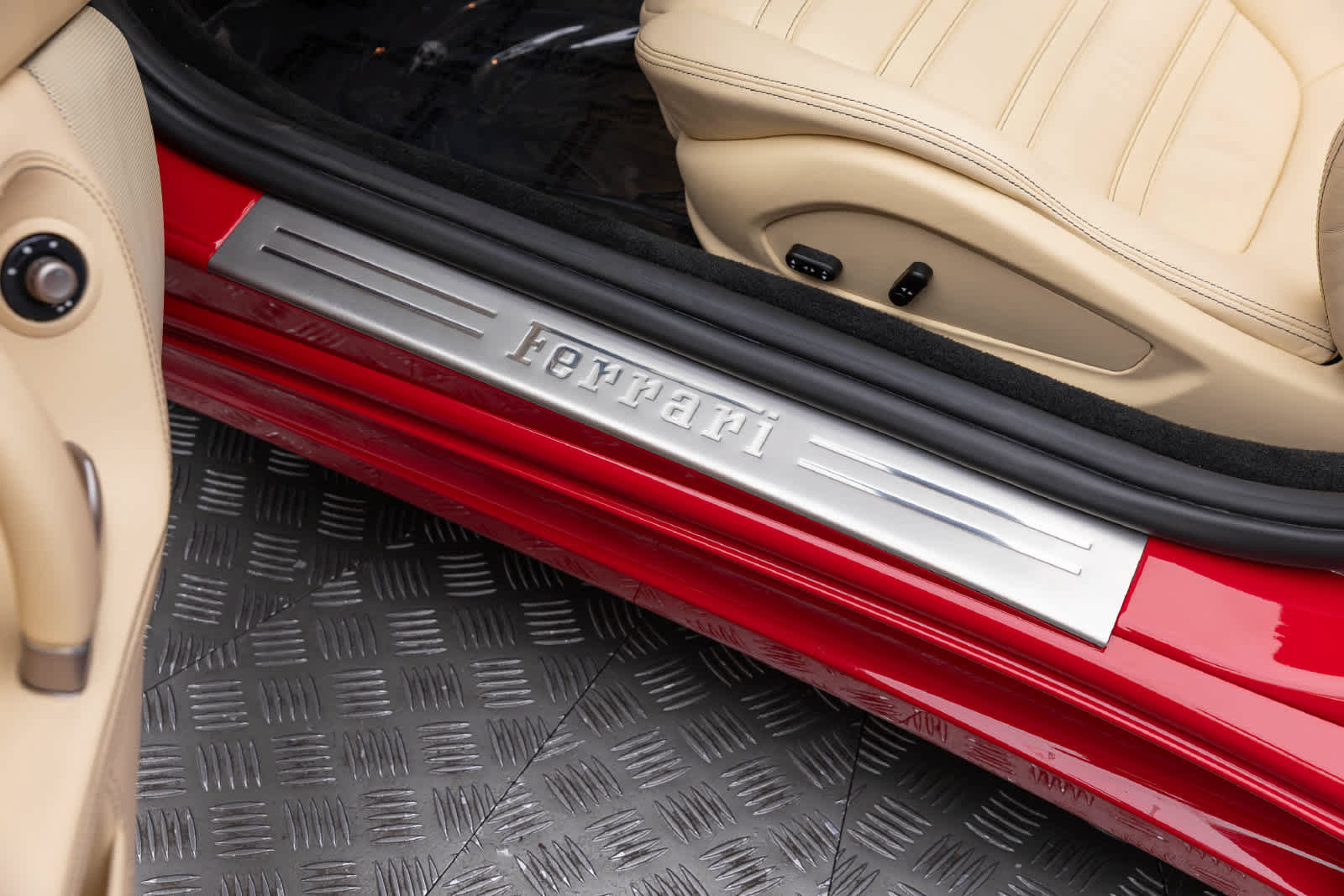 Used 2010 Ferrari California RWD image 25