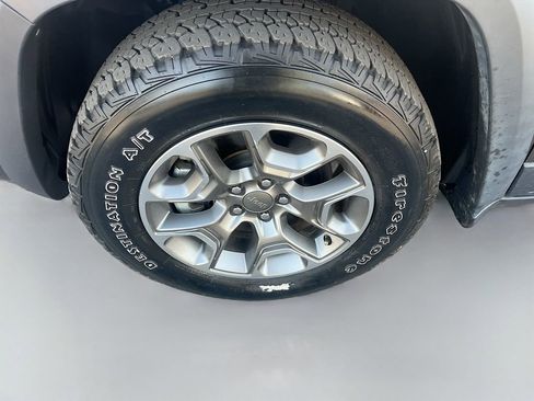 Used 2022 Jeep Cherokee Trailhawk AWD/4WD image 29